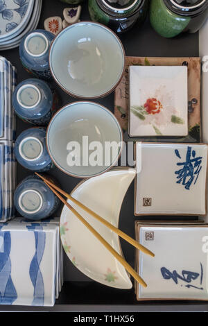Gestapelt und organisierte japanische Platten in verschiedenen Formen und Größen, USA