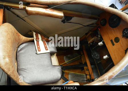 Das Cockpit des WWI Curtiss Jenny Kämpfer Doppeldecker in einem Hangar am Military Aviation Museum in Virginia Beach. Stockfoto