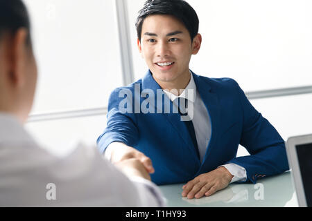 Business Männer und Frauen im Büro Stockfoto