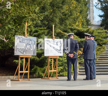 Royal Air Force Polizei eine Hommage an die 50 Flieger in der großen Flucht aus Stalag 3 getötet auf das 75-jährige Jubiläum am Soldatenfriedhof in Posen Stockfoto