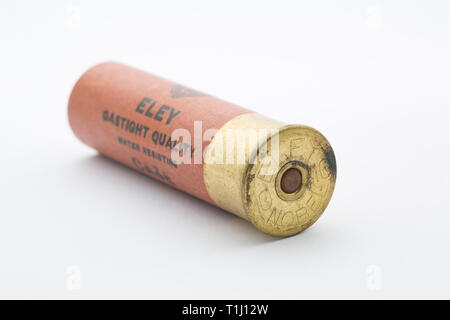 Eine alte Eley gasdicht Qualität Wasserbeständig Stärke 10 oder Bohrung, Schrotflinte Patrone mit Nr. 3 Bleischrot pellets geladen. Sammeln von shotgun Patronen ist Stockfoto