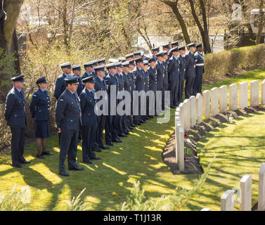 Royal Air Force Polizei eine Hommage an die 50 Flieger in der großen Flucht aus Stalag 3 getötet auf das 75-jährige Jubiläum am Soldatenfriedhof in Posen Stockfoto