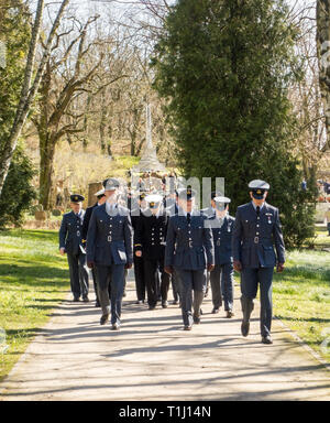 Royal Air Force Polizei eine Hommage an die 50 Flieger in der großen Flucht aus Stalag 3 getötet auf das 75-jährige Jubiläum am Soldatenfriedhof in Posen Stockfoto