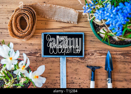 Frühling Blumen, Zeichen, Kalligraphie Happy Weekend, Holz- Hintergrund Stockfoto