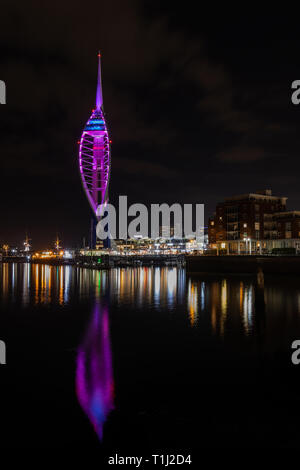 Spinnaker Tower in Portsmouth Gunwharf Quays Leuchtet lila bei Nacht für nationale Epilepsie Tag auf dem Wasser widerspiegeln Stockfoto