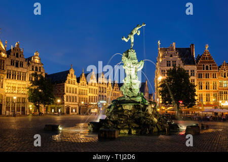 Antwerpen Grote Markt mit berühmten Brabo Statue und Brunnen bei Nacht, Belgien Stockfoto