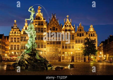 Antwerpen Grote Markt mit berühmten Brabo Statue und Brunnen bei Nacht, Belgien Stockfoto