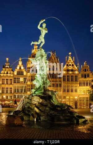 Antwerpen Grote Markt mit berühmten Brabo Statue und Brunnen bei Nacht, Belgien Stockfoto