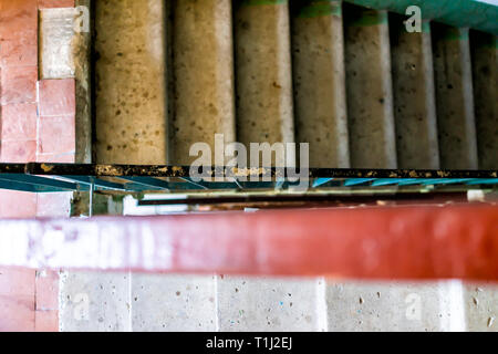 Auf der Suche nach flachen Oberseite Nahaufnahme der Treppe Treppe in heruntergekommenen Apartment Gebäude in der Ukraine, kaputte Fliesen Stockfoto