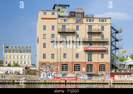 Berlin, Deutschland - 22. April 2018: an der Spree, Gebäude der erste und einzige Mauer Museum und Restaurant und Veranstaltungsraum Piraten Stockfoto