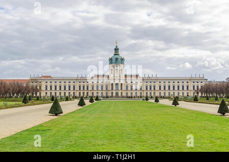 Berlin, Deutschland - 19 März 2019: Schloss Charlottenburg mit seinen gewölbten Turm, eine Windfahne in Form einer vergoldeten Statue, Vermögen Stockfoto