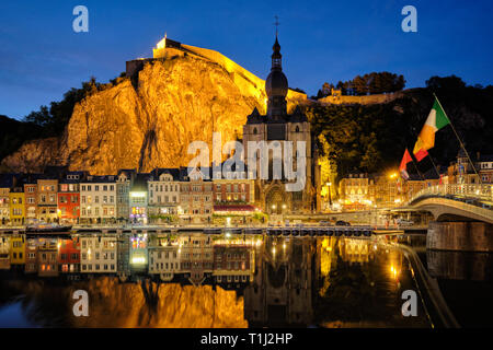 Nacht Blick auf Stadt Dinant, Belgien Stockfoto