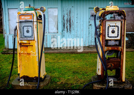 Alte BP Zapfsäule stehend außerhalb verlassene Tankstelle Tankstelle Brora Schottland Stockfoto