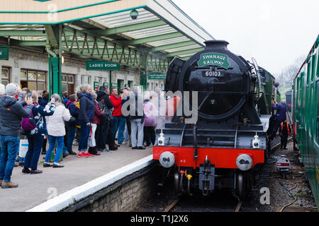 Dampflokomotive der Flying Scotsman hält an der Swanage Railway Station als Menschenmassen versammeln, Fotos zu machen. Stockfoto