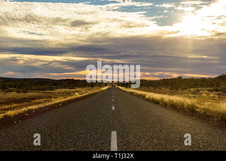 Gerade Straße auf dem Weg zum Ayers Rock, Lasseter Highway, Northern Territory, Stockfoto