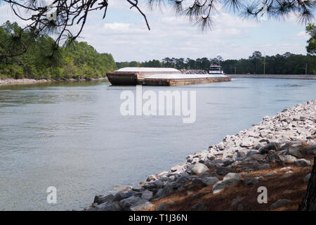 Barge westgehenden Verkehr auf den Intracoastal Waterway in Orange Beach, Alabama, USA. Stockfoto