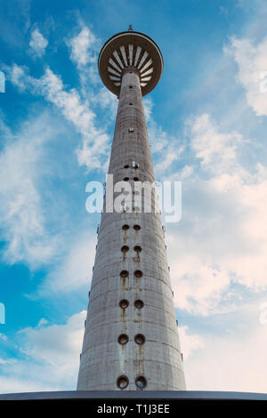 In unmittelbarer Nähe zum Fernsehturm in Tallinn (Tallinna teletorn), da es Punkte in den blauen Nachmittag herbst himmel am Stadtrand von Tallinn, Estland Stockfoto