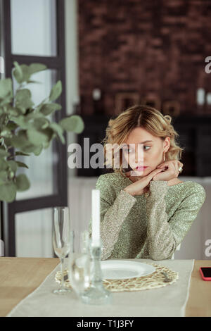 Frau mit kurzen Haaren Gefühl betroffenen Warten auf Geliebte Stockfoto