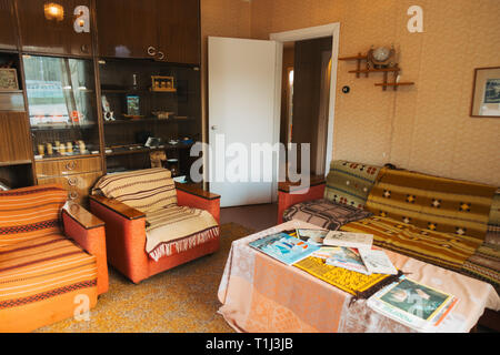 Ein Modell der 70er Jahre Stil der sowjetischen Ära Wohnzimmer, Zielen zu replizieren, die einer Familie in der UDSSR, in einem Museum in Tallinn, Estland gesehen Stockfoto