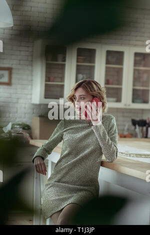 Frau mit kurzen Haaren schneiden Aufruf mann Angstgefühle Stockfoto
