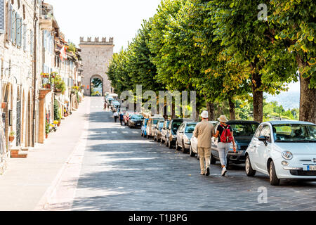 Assisi, Italien - 29 August 2018: Umbrien Stadt mit Touristen Menschen zu Fuß auf der Straße Straße während der sonnigen Sommertag im historischen St Francis Stadt Dorf Stockfoto