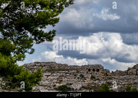 Fernen weichen Farben Querformat der gewölbten Eingang der Höhle unter der Altstadt von Matera, die Sassi di Matera, Basilikata, Süditalien, c Stockfoto