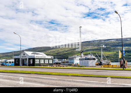 Akureyri, Island - 17. Juni 2018: Street View auf der großen Stadt Fischerdorf mit Fjord und die leere Straße mit Whale Watching Tour Gebäude Stockfoto