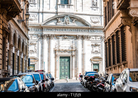 Rom, Italien, 4. September 2018: Historische Stadt mit Kirche Oratorium des hl. Philipp Neri Sommertag zwischen den Gebäuden auf der Straße Gasse außen Vicolo d Stockfoto