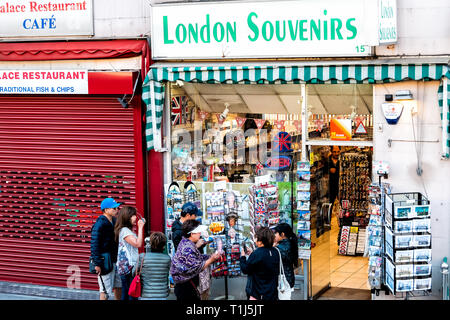 London, Großbritannien, 22. Juni 2018: Store Hersteller shop Street verkaufen viele Souvenirs und Zeichen mit Menschen touristische Asiatische an Postkarten Magneten auf disp suchen Stockfoto