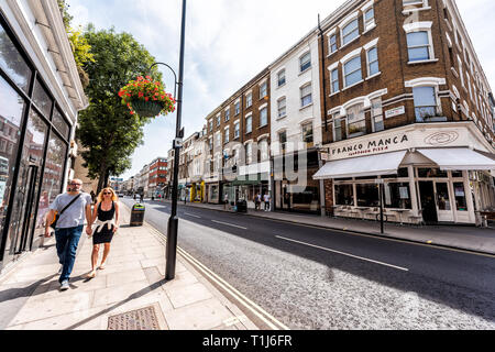 London, Großbritannien - 24 Juni 2018: Zentrum der Innenstadt während der sonnigen Sommertag in Westbourne Grove in der Nähe von Leicester Square Weitwinkelaufnahme mit Stores Shops Stockfoto