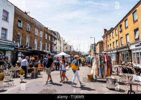 London, Großbritannien - 24 Juni 2018: Zentrum der Innenstadt während der sonnigen Sommertag in Marylebon Stores Shops in Lisson Grove Gateforth Straße Stockfoto