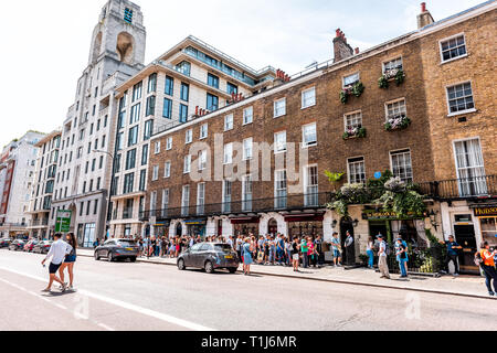 London, Großbritannien - 24 Juni 2018: Zentrum der Innenstadt während der sonnigen Sommertag in Marylebon speichert Geschäfte und lange Linie Warteschlange für Sherlock Holmes Museum Stockfoto