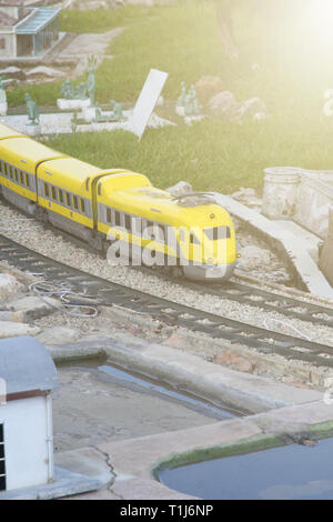 Ein miniaturmodell der Eisenbahn. Zug und Konstruktionen Stockfoto