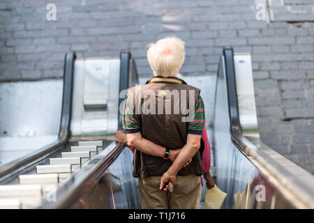 Perugia, Italien - 29 August 2018: Viele Reihe von scooter Motorrad Moped in Stadt Straße Parkplatz geparkt mit niemand im Sommer Tag Stockfoto
