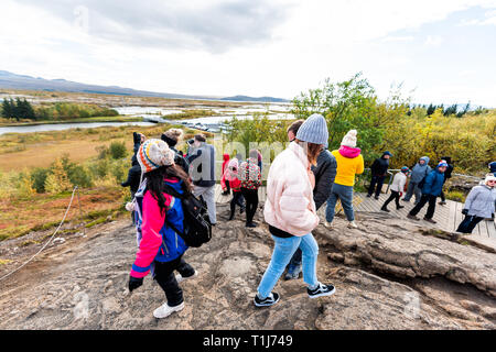 Thingvellir, Island - 20. September 2018: Nationalpark Canyon Blick auf Landschaft und Leute, die Bild oben auf die Berge auf der Spur Stockfoto