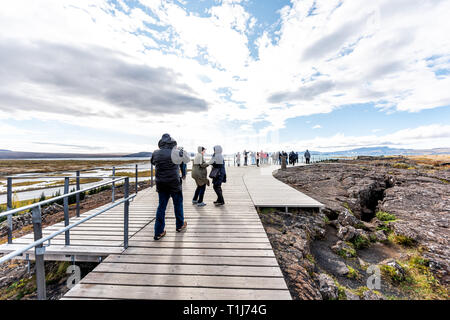 Thingvellir, Island - 20. September 2018: Nationalpark Menschen zu Fuß auf der Promenade mit Blick auf Trail Canyon Wasserscheide Platte während Tag landsca Stockfoto