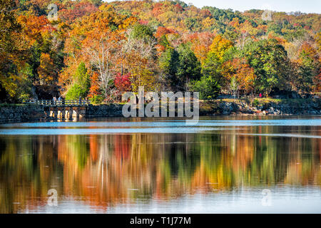 Große Fälle Bäume Reflexion im Herbst in Maryland bunt gelb orange Blätter Laub von berühmten Billy Goat Trail Menschen zu Fuß wandern auf bridg Stockfoto