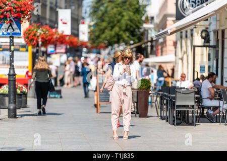 Warschau, Polen - 23. August 2018: die berühmte Altstadt historische Straße in der Hauptstadt während der sonnigen Sommertag Krakowskie Przedmiescie mit Jungen stilvolle w Stockfoto