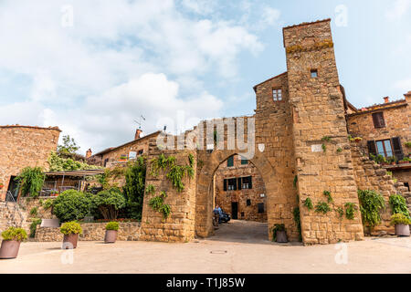 Monticchiello, Italien - 26 August, 2018: Val D'Orcia Landschaft in der Toskana mit Street arch Eingang in der kleinen Stadt Dorf und Menschen Stockfoto