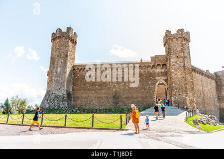 Montalcino, Italien - 26 August, 2018: die Kleine historische mittelalterliche Stadt Dorf in der Toskana sonnigen Sommertag mit Steinmauern Festung Fort Turm Stockfoto