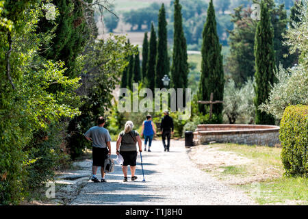 Assisi, Italien - 29 August 2018: Dorf Stadt in Umbrien mit Straße weg in der Nähe von San Damiano Kirche während der sonnigen Sommertag und Menschen zu Fuß Stockfoto