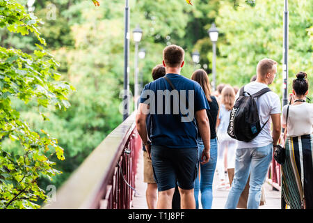 Kiew, Ukraine - 12. August 2018: Kiew Street Bridge im Sommer Peter Gasse Bäume Park und Menschen zu Fuß überqueren Stockfoto