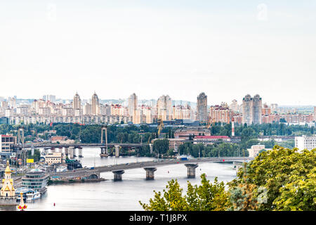 Kiew, Ukraine - August 12, 2018: Blick auf die Stadt Kiew im Sommer mit Blick auf die Wohnviertel Darnytsia Vororten sowjetischen Gebäuden und Brücken Stockfoto