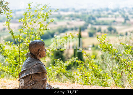 Assisi, Italien - 29 August 2018: Stadt oder Dorf Stadt in Umbrien mit San Damiano Kirche Skulptur während der sonnigen Sommertag und Ausblick auf die Landschaft Stockfoto