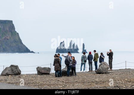 Myrdal, Island - 14. Juni 2018: Reynisfjara schwarzer Sandstrand vulkanischen Felsen Bildung viele Touristen sehen Sie Fotos von übersehen Stockfoto