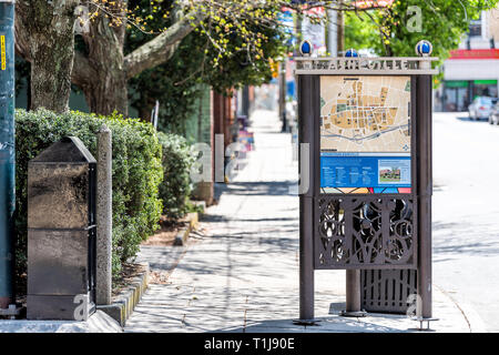 Asheville, USA - 19. April 2018: Karte des historischen Viertels der Altstadt von North Carolina Stadt auf Stree Bürgersteig mit Straße und niemand Stockfoto