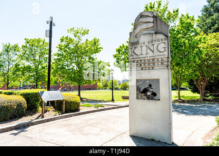 Atlanta, USA - 20. April 2018: Zeichen an Martin Luther King Jr. National Historic Site in Georgien Stadt im Sommer mit Blick auf den Park Stockfoto