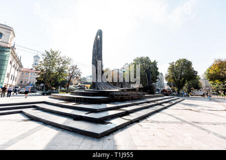 Lemberg, Ukraine - August 1, 2018: die Menschen zu Fuß an der Freiheit oder Prospekt Svobody Boulevard mit Taras Schewtschenko Denkmal mit der Statue stele Entlastung von Nat Stockfoto