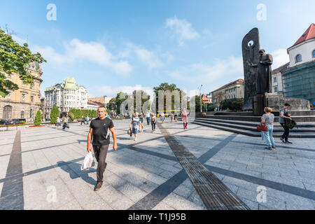 Lemberg, Ukraine - August 1, 2018: die Menschen zu Fuß an der Freiheit oder Prospekt Svobody Boulevard Street mit Taras Schewtschenko Denkmal mit der Statue stele Relief Stockfoto