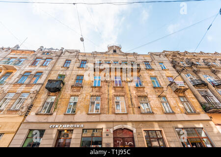 Lemberg, Ukraine - August 1, 2018: Außen Restaurant Cafe Gebäude im historischen Ukrainischen polnische Stadt in der Altstadt Architektur Detail im Sommer Tag, Stockfoto